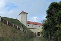 Vrata dolního zámku jsou zavřená