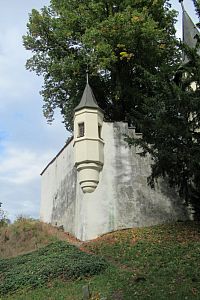 Na rohu zámeckého hradby jsou věžičky