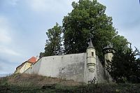 Z cesty je vidět zadní část zámku