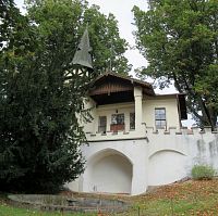 Altán v neogotickém stylu