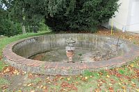 Kašna před altánem