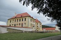 Budovy Horního a Dolního zámku (vpravo)