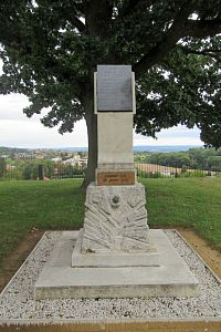 Kamenný pomník připomíná narození našeho krále Jiříka z Poděbrad