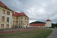 Budovy Horního a Dolního zámku (vpravo)