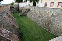 Bývalý vodní příkop vlevo