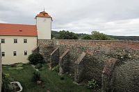 Bývalý vodní příkop vpravo s Dolním zámkem