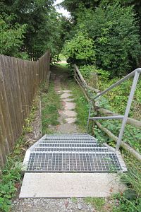 Náhradním průchodem procházíme do Panské zahrady