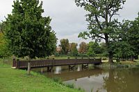 Panská zahrada - most přes rybník na poloostrov