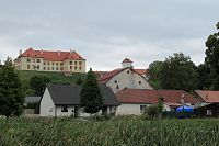 Poslední pohled na zámek a bývalý pivovar