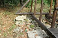 Jen je kameny podložená, aby se nehoupala