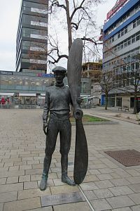 Socha Jana Kašpara, pardubického rodáka, průkopníka letectví