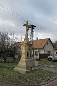 Kamenný kříž se sochou Madony a zvonička před pivovarem