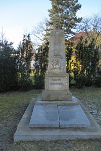 Ulice Pod Lipami - pomník obětem 1. světové války s bustou T. G. Masaryka