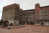 Automatické mlýny, vlevo samostatně stojící budova je silo