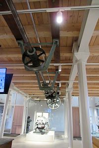 U stropu je zavěšená transmise