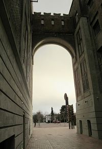 Podcházíme dopravníkový most na klenutém oblouku, který spojuje silo s mlýny