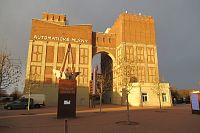 Už vidíme i interaktivní loďku od Davida Černého, vše nasvěcuje zapadající slunce