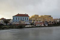 Na druhém břehu je loď Otava a pivnice U Toulavé pípy