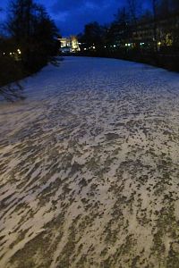 Chrudimka je zamrzlá a lehce zavátá sněhem