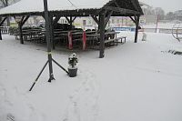 Před restaurací Pod Vinicí - sněhu napadlo dost