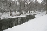 Částečně zamrzlá a zasněžená Chrudimka