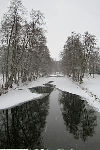 Částečně zamrzlá a zasněžená Chrudimka ještě z mostu