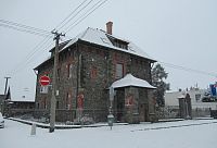 Kamenný dům je dnes zasněžený