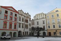 Pernštýnské náměstí - U Zlatého beránka je dům vlevo (pod prostředním oknem je zlatý beránek). Wernerův dům je v rohu za stromkem