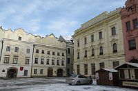 Pernštýnské náměstí - vlevo je Dům u Jonáše, uprostřed je Stará lékárna, vpravo bývalý Evropský spolkový dům