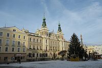 Pernštýnské nám. - radnice. Tady začíná kratší okruh a tady je 4. zastavení delšího okruhu. Tabulku jsme nenašli.
