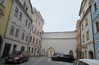 Zámecká ulice - poslední dům vpravo je jeden z nejstarších městských domů, kde se narodila spisovatelka Božena Viková-Kunětická