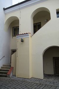 Barbakán -  dům vpravo od věže - tady se narodil Jiljí Vratislav Jahn, básník a spisovatel, vrstevník J. Nerudy