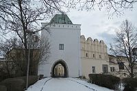 Touto věží jsme opustili barbakán