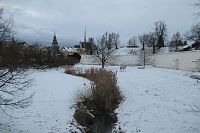 Parkově upravený vodní příkop