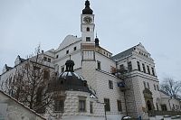 Na nádvoří zámku