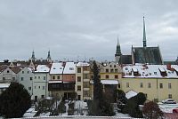 Z JV bašty vidíme vidíme zadní fasády domů, tzv. pardubický Norimberk, v pozadí věže kostela sv. Bartoloměje, Zelené brány a radnice