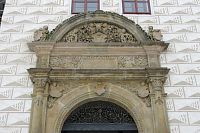 Kamenný portál nad vstupem do zámku