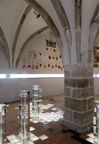 Gotický sál s rodokmenem, mapou panství a skleněnými sloupy s maketami sídla Pernštejnů