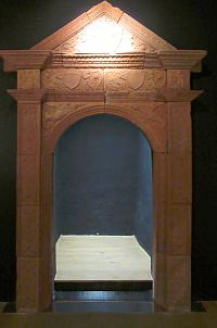 Domovní portál z terakoty z r. 1538