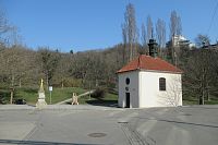 Radlice - kaplička a socha sv. Jana Nepomuckého, pomník obětem náletu