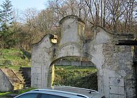 Zbytek brány zaniklé barokní usedlosti Popelka