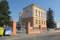 Ulice Nad Klamovkou - budova ZŠ