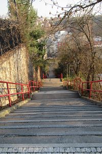 abychom o to víc mohli klesat