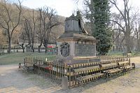 Malostranský hřbitov - náhrobek pasovského knížete Leopolda Thun-Hohensteina