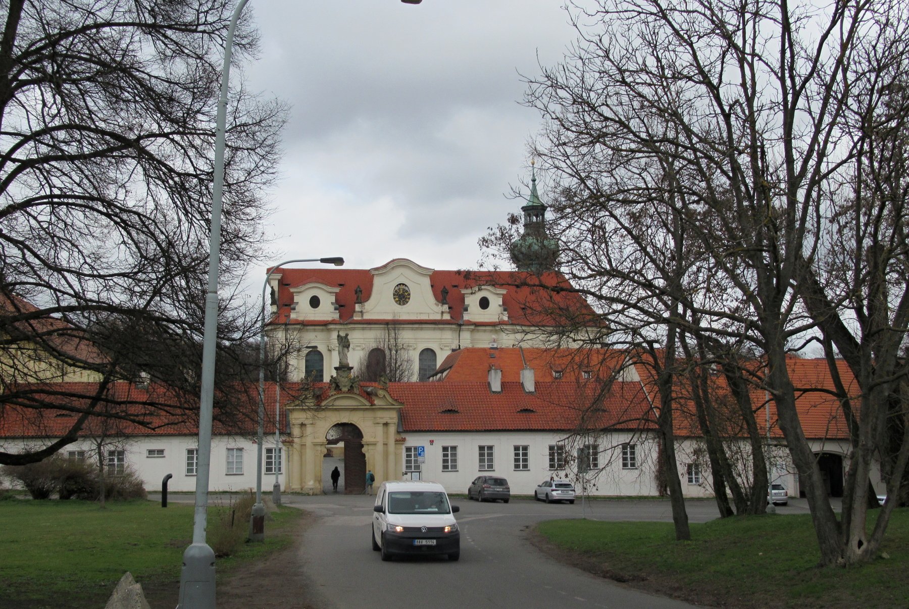 Vintířova stezka - 1. trasa - 10 km: Praha/Břevnov (Břevnovský klášter, Vypich) - Praha/Řepy (kláštery Bílá Hora, lesopark s rozhlednou) - Praha/Stodůlky (Hájčí dvůr, kaple Nalezení sv. Kříže a sv. Heleny, kostel sv. Jakuba Staršího a restaurace Kolkovna)