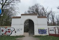 Břevnovská brána do obory Hvězda