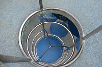 Z 2. patra rozhledny se díváme dolů obručovým žebříkem