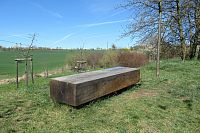 Dřevěná lavice s deskou s povídáním o sv. Vintíři a s mapou trasy