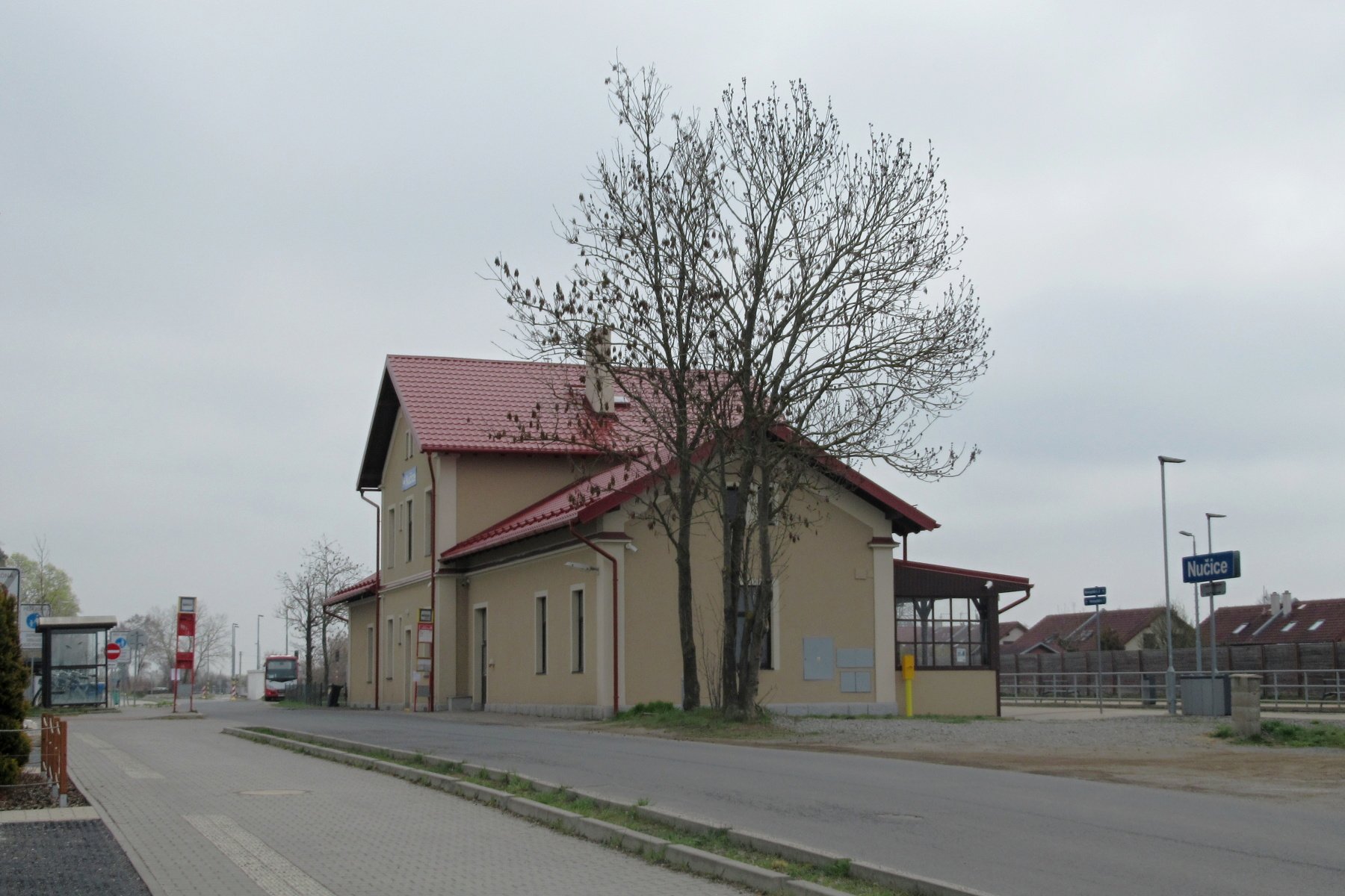 Vintířova stezka - 3. trasa - 12,5 km: Nučice - Rudná (zámek, kostel) - Drahelčice (Masarykova lípa) - PP Povodí Kačáku - Nenačovice - Chrustenice (Chrustenická šachta a vila od Kotěry) - Loděnice (kostel, Karlštejnské šachy, kuličkový park, heliograf)