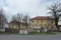 Zámek Hořelice - východní (nejstarší) a jižní část s glorietem